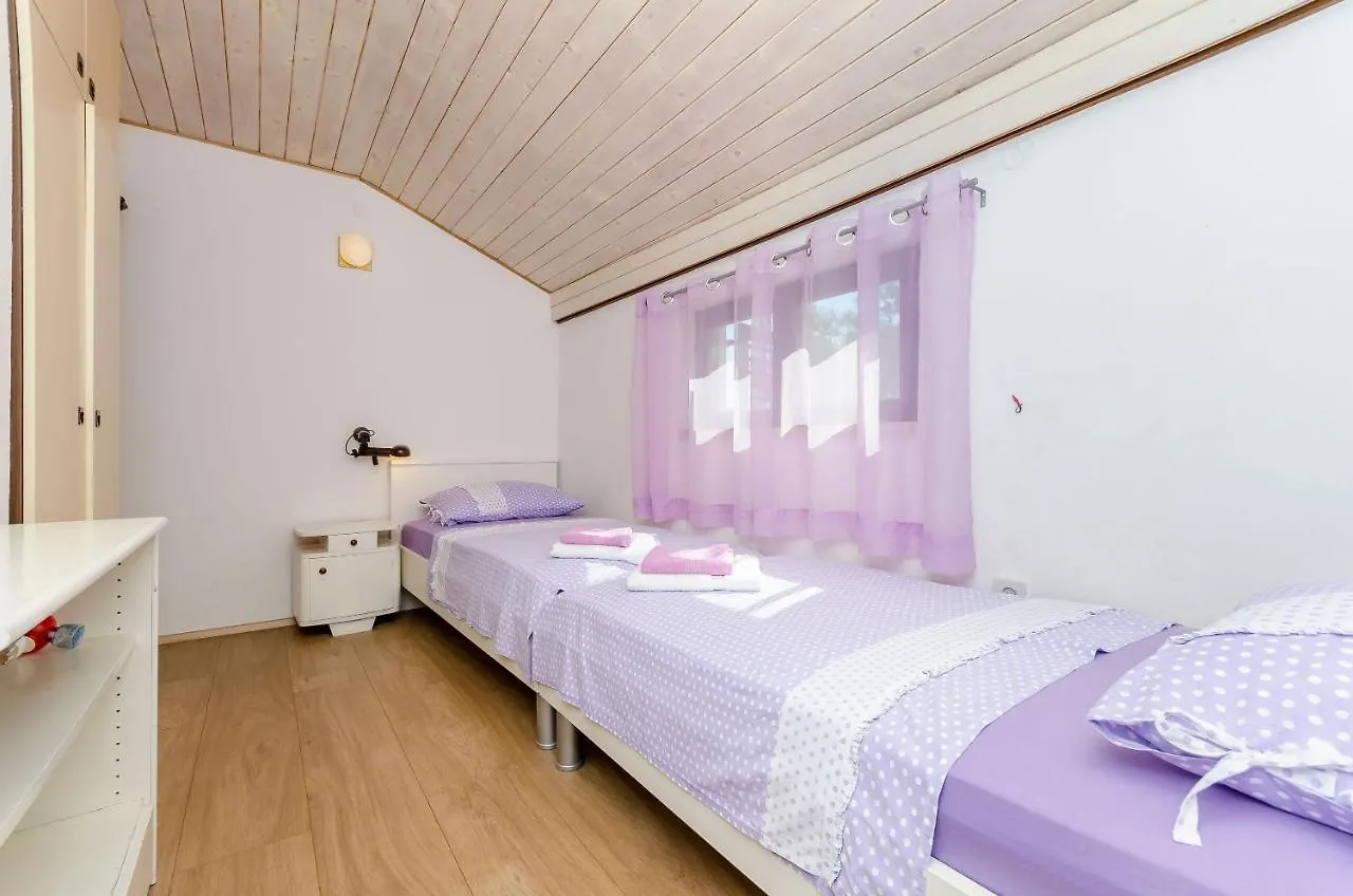 Apartment Natasa 特罗吉尔